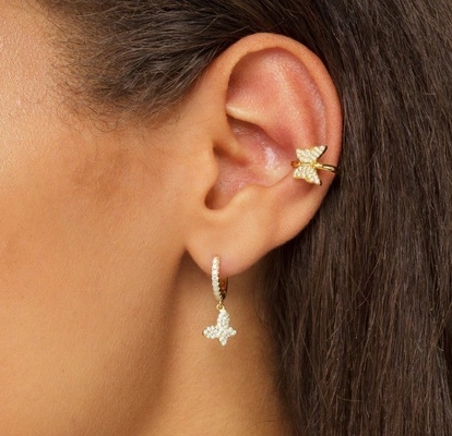18K सोने से ढकी हुई तितली की बालियां Micron Pave White CZ फैशनेबल महिला आभूषण के साथ