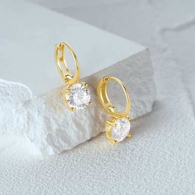 925 स्टर्लिंग चांदी 18K स्वर्ण चढ़ाना सोलिटेयर सफेद घन Zircon Huggies झुमके