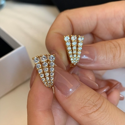 18K स्वर्ण 925 स्टर्लिंग सिल्वर Pave CZ महिला के Huggie झुमके क्लासिक शैली
