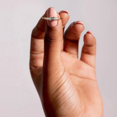 सुंदर आभूषण तीन पत्थर के हीरे के छल्ले महिलाओं के लिए अनुकूलित 14K 18K सोने के साथ