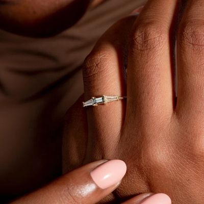 सुंदर आभूषण तीन पत्थर के हीरे के छल्ले महिलाओं के लिए अनुकूलित 14K 18K सोने के साथ