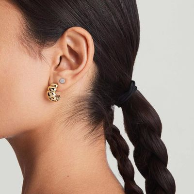 18K गोल्ड रोडियम लेपित अर्धचंद्रांक स्टड झुमके ️ महिलाओं के लिए सुरुचिपूर्ण गुंबद हुप झुमके, रोजमर्रा के लिए एकदम सही & पार्टी