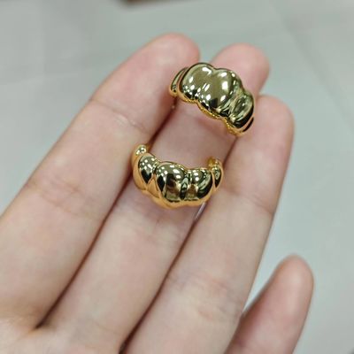 18K गोल्ड रोडियम लेपित अर्धचंद्रांक स्टड झुमके ️ महिलाओं के लिए सुरुचिपूर्ण गुंबद हुप झुमके, रोजमर्रा के लिए एकदम सही & पार्टी