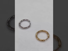 ग्रेजुएशन के लिए सरल गुलाबी स्वर्ण 8 मिमी हेन्गेड Huggie छोटे हुप स्टेनलेस स्टील के झुमके