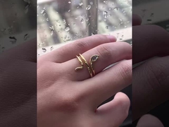 शुद्ध 925 स्टर्लिंग चांदी से बना यह डिजाइन असाधारण चमक और त्वचा के अनुकूल रंग प्रदान करता है।